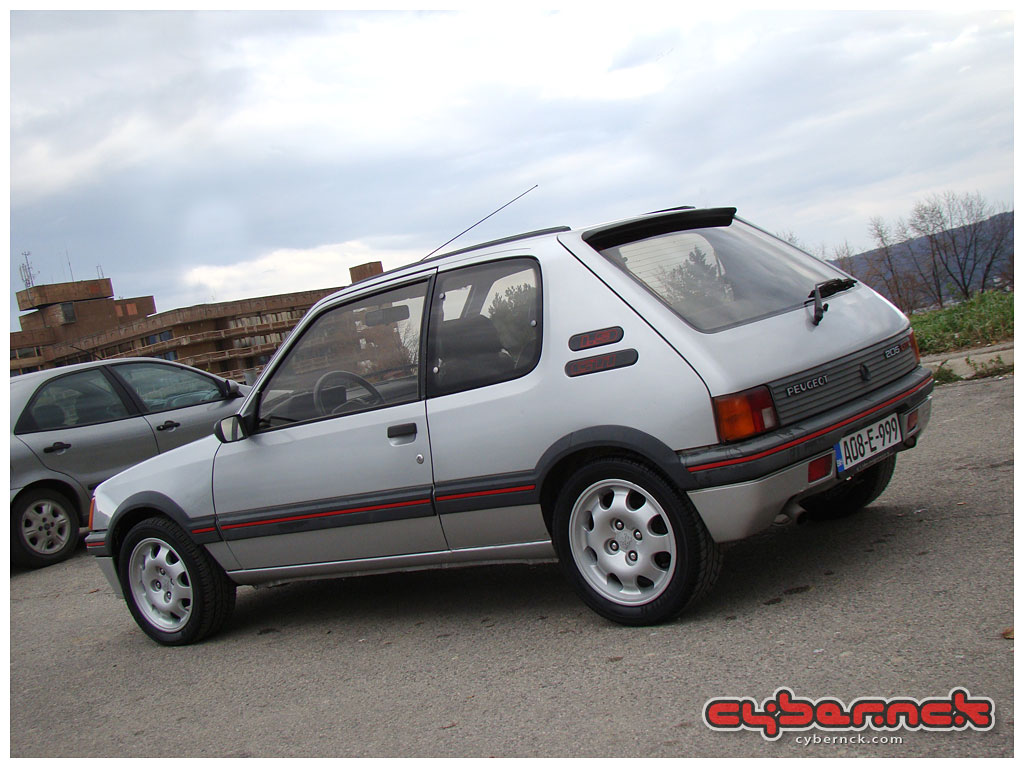 However, the real reason I bought it is a tribute to a silver 205 GTI 1.9, which made me and my father fall in love with 205 GTIs, 20 years ago!