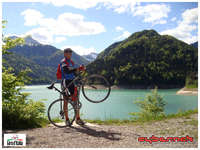 After a rough and dangerous descend down to 981 alt. m with rocks and potholes everywhere, I was welcomed and awarded by the sight of a beautiful artificial lake - Lago di Sauris. It marks the start of a 16 km long 2nd category climb.