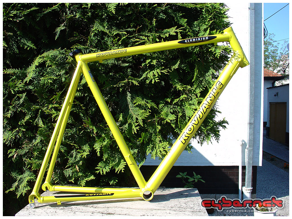It was custom built for me back in 2002 to perfectly suit me and replace my old and tired Kovjanic frame of my road bike. Very nice colour - a pearl white base with transparent yellow lacquer.