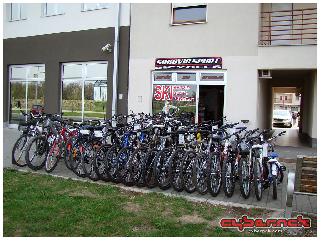 Day 1 of the build - arrival at Sokovic Sport. It's my usual bike mechanic, building my third bike now, except now he's got his own shop :-).