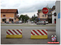 Ako vas ne uspije zaustaviti STOP znak, betonske prepreke ho&#263;e sigurno ;-).